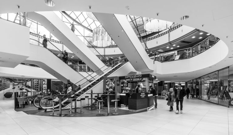 Shopping Center Libori Galerie in Paderborn, innen im Erdgeschoss kommen alle Rolltreppen an, es gibt dort Gastronomie.