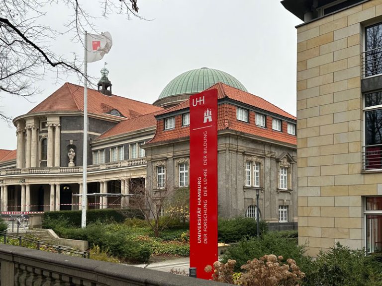 Universitaet Hamburg, alte und neue Gebäude auf dem Campus, rote Schild UH