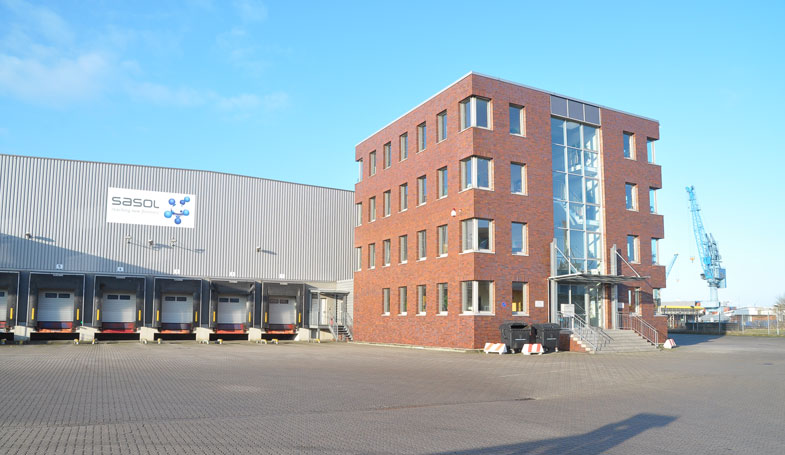 Logistic Terminal in Hamburg-Steinwerder, rotes Bürohaus und helle lange Abfertigungshalle für LKW