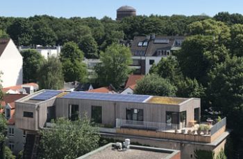 Das nachhaltige Penthouse auf dem Hochbunker inmitten des Wohngebiets hat u.a. eine Dachbegrünung und eine Photovoltaikanlage