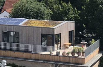 Das nachhaltige Penthouse auf dem Hochbunker inmitten des Wohngebiets hat u.a. eine Dachbegrünung und eine Photovoltaikanlage