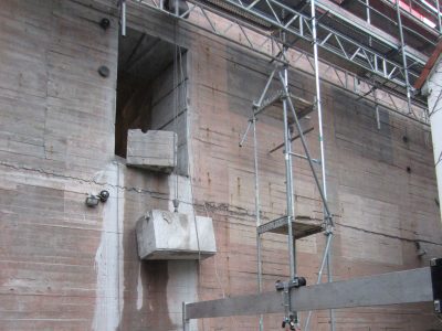 Eine Öffnung wurde in den Hochbunker mittels einer Seilsäge gesägt. Die Hunderte Kilos schweren Stahlbetonklötze werden abtransportiert.