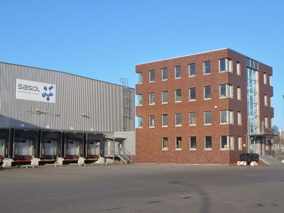 Logistic Terminal in Hamburg-Steinwerder, rotes Bürohaus und helle lange Abfertigungshalle für LKW