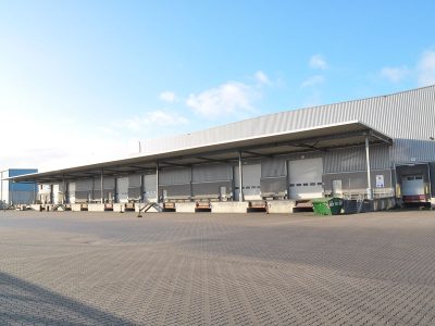 Logistic Terminal in Hamburg-Steinwerder, helle lange Abfertigungshalle für LKW