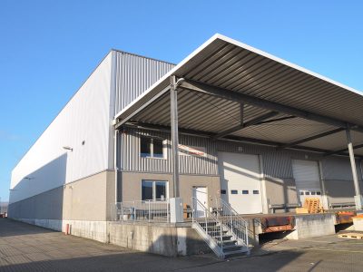 Logistic Terminal in Hamburg-Steinwerder, helle lange Abfertigungshalle für LKW