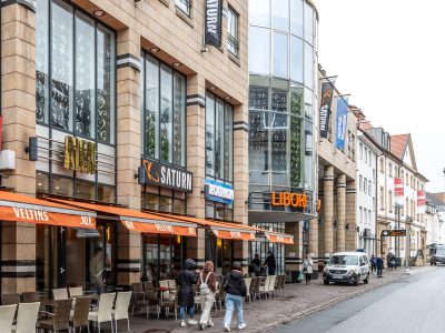 Ansicht des Eingangsbereichs des Shopping Centers Liborie Galerie in Paderborn, Restaurant mit orangen Markisen