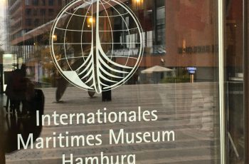 Internationales Maritimes Museum in Hamburg, logo des Museums in weiß auf der Eingangstür aus Glas
