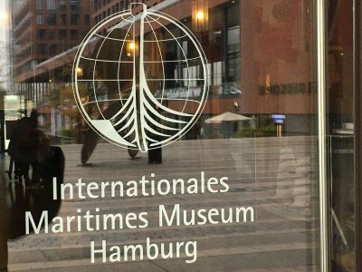 Internationales Maritimes Museum in Hamburg, logo des Museums in weiß auf der Eingangstür aus Glas