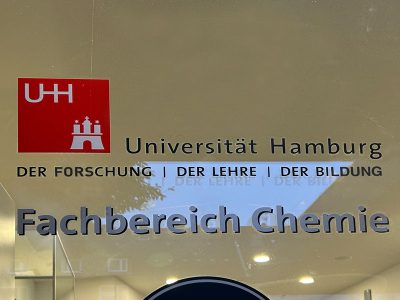 Schriftzug schwarz auf Glasscheibe: Universität Hamburg, Fachbereich Chemie
