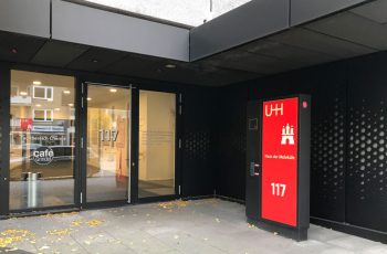 Schriftzug schwarz auf Glasscheibe: Universität Hamburg, Fachbereich Chemie, rote Stele mit logo der Uni