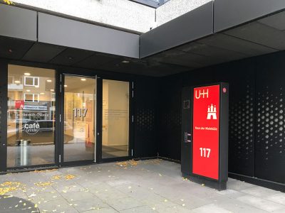 Schriftzug schwarz auf Glasscheibe: Universität Hamburg, Fachbereich Chemie, rote Stele mit logo der Uni