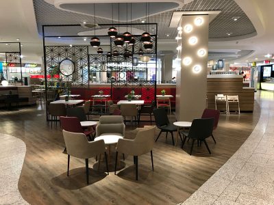 Redesign Food Court Weserpark, Restaurantbereich, Lounge Bereich auf Holz- und Steinboden mit Design-Hängelampen