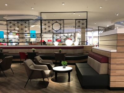 Redesign Food Court Weserpark, Restaurantbereich mit Ledersesseln, Design-Trennwand