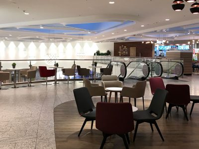 Redesign Food Court Weserpark, open lounge im 1. Stock, wo eine Rolltreppe ankommt