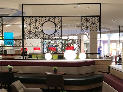 Redesign Food Court Weserpark, Restaurantbereich mit Design-Trennwand aus Metallstäben